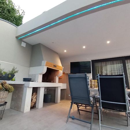 Villa Elke Maria With Overflow Pool And Hydromassage Novigrad  Bagian luar foto