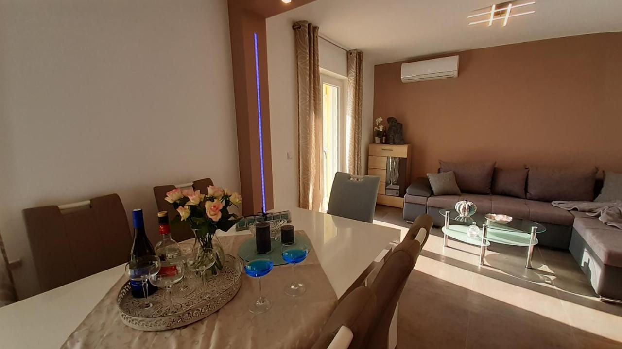 Villa Elke Maria With Overflow Pool And Hydromassage Novigrad  Bagian luar foto